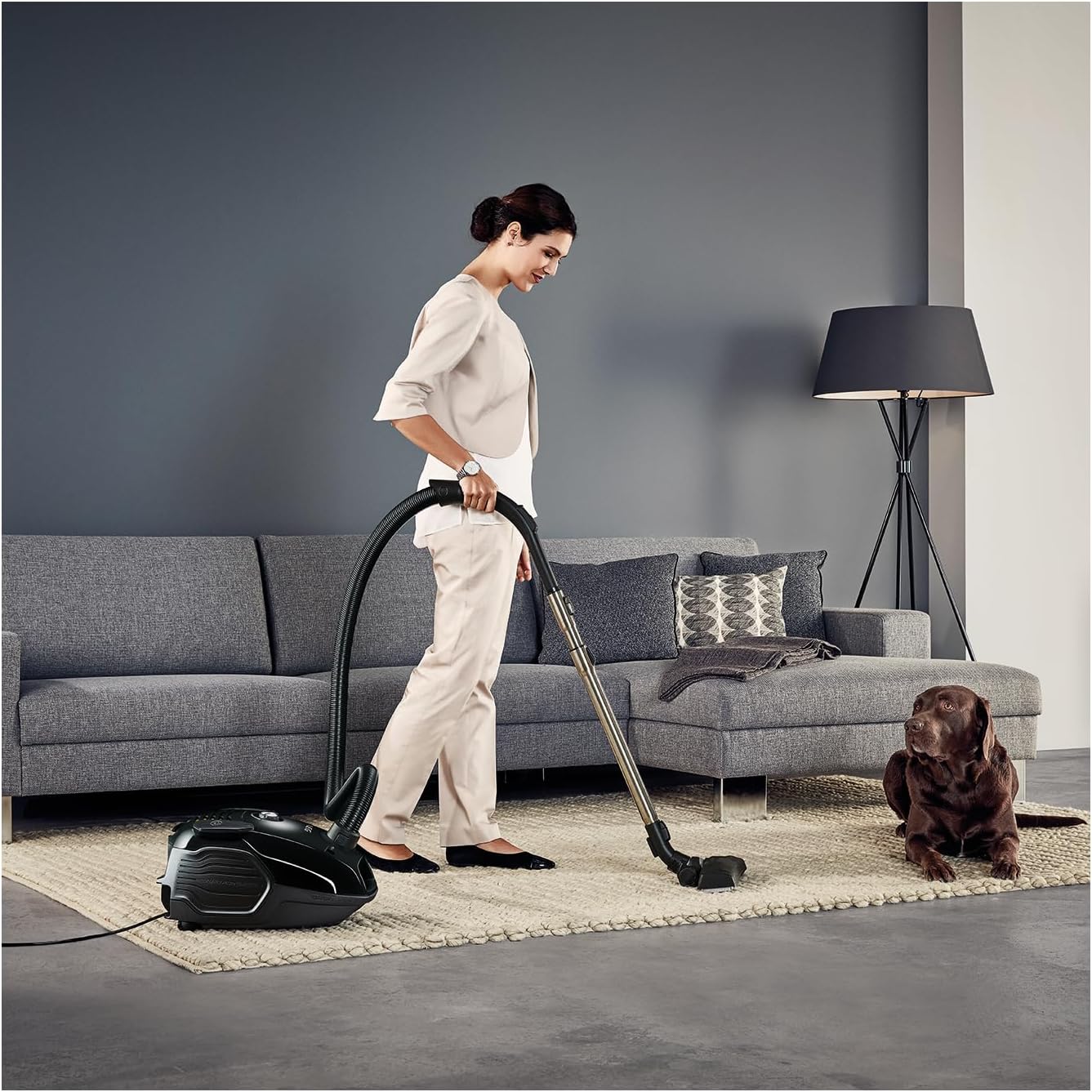 AEG VX6-2-ÖKOX Staubsauger mit Beutel (60% Recyclingmaterial, inkl. Zusatzdüsen, für Hart- und Teppichböden, 9 m Aktionsradius, ergonomischer Handgriff, 800 Watt, neue technische Version) schwarz/grün