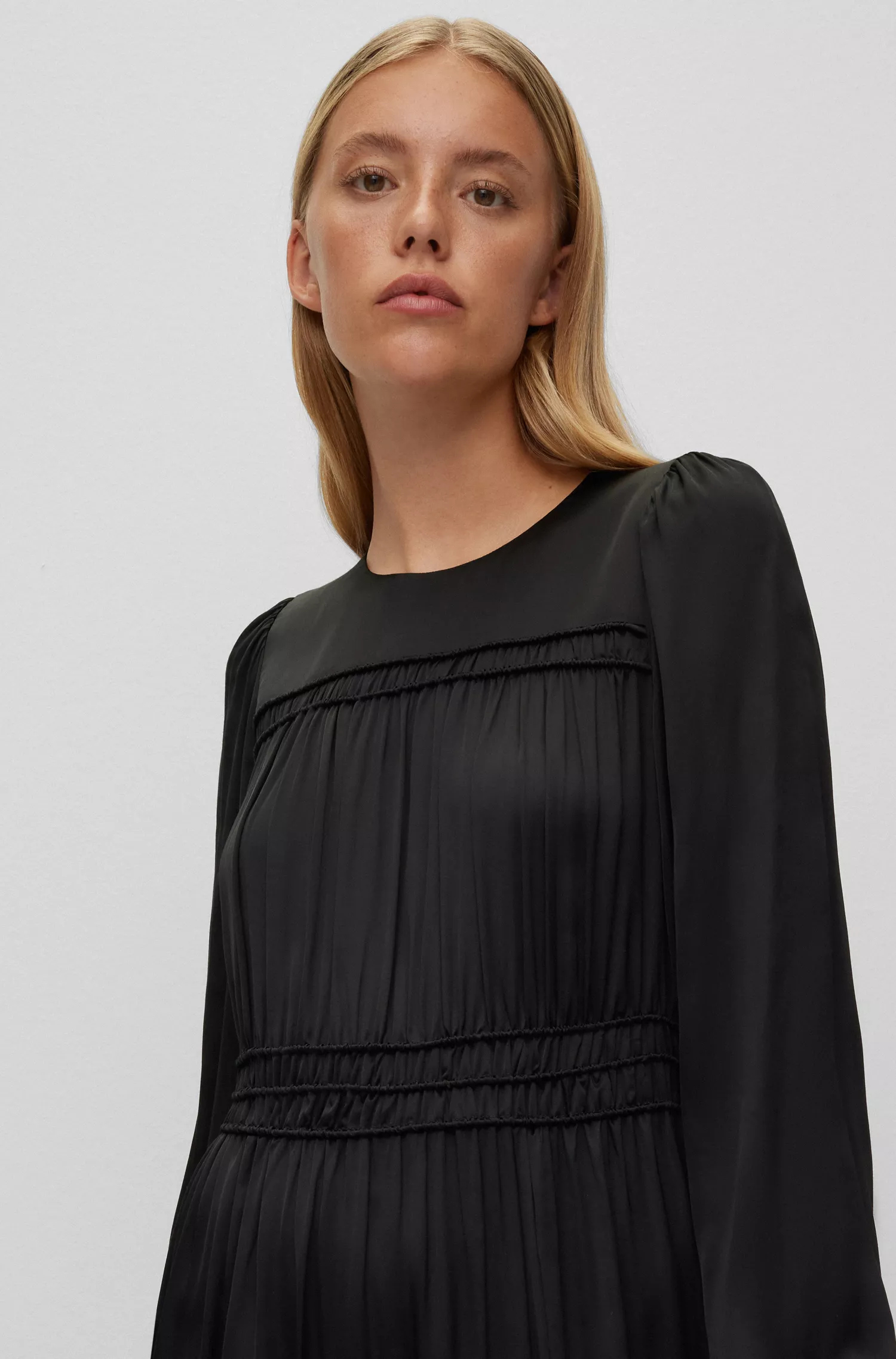Vestido midi laranja da BOSS com detalhes franzidos.