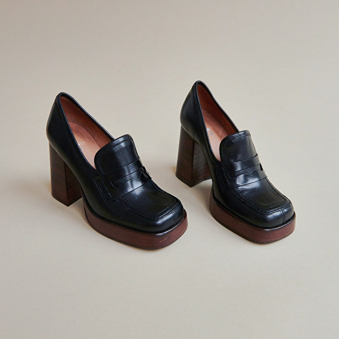 Mocassins à talons et bouts carrés  en cuir noir