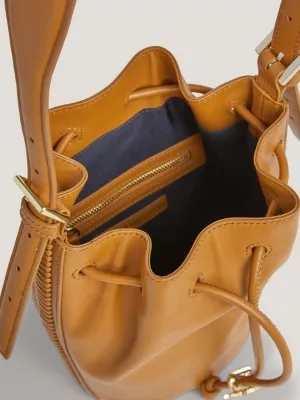 Bolsa tipo saco com cordão e brasão em couro