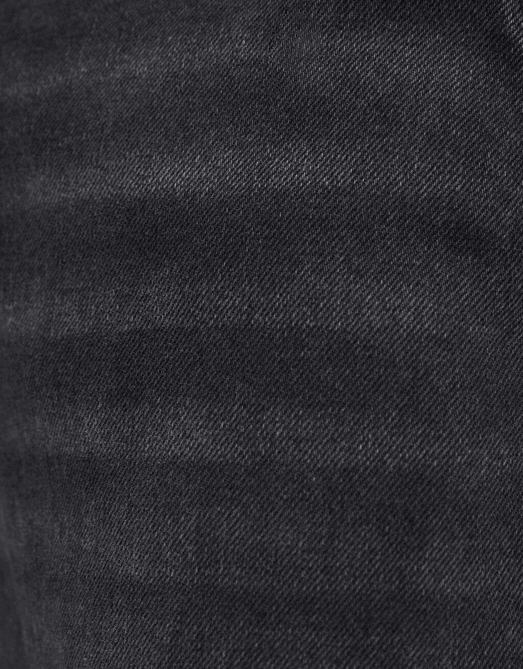 calça jeans estilo skater com efeito desbotado