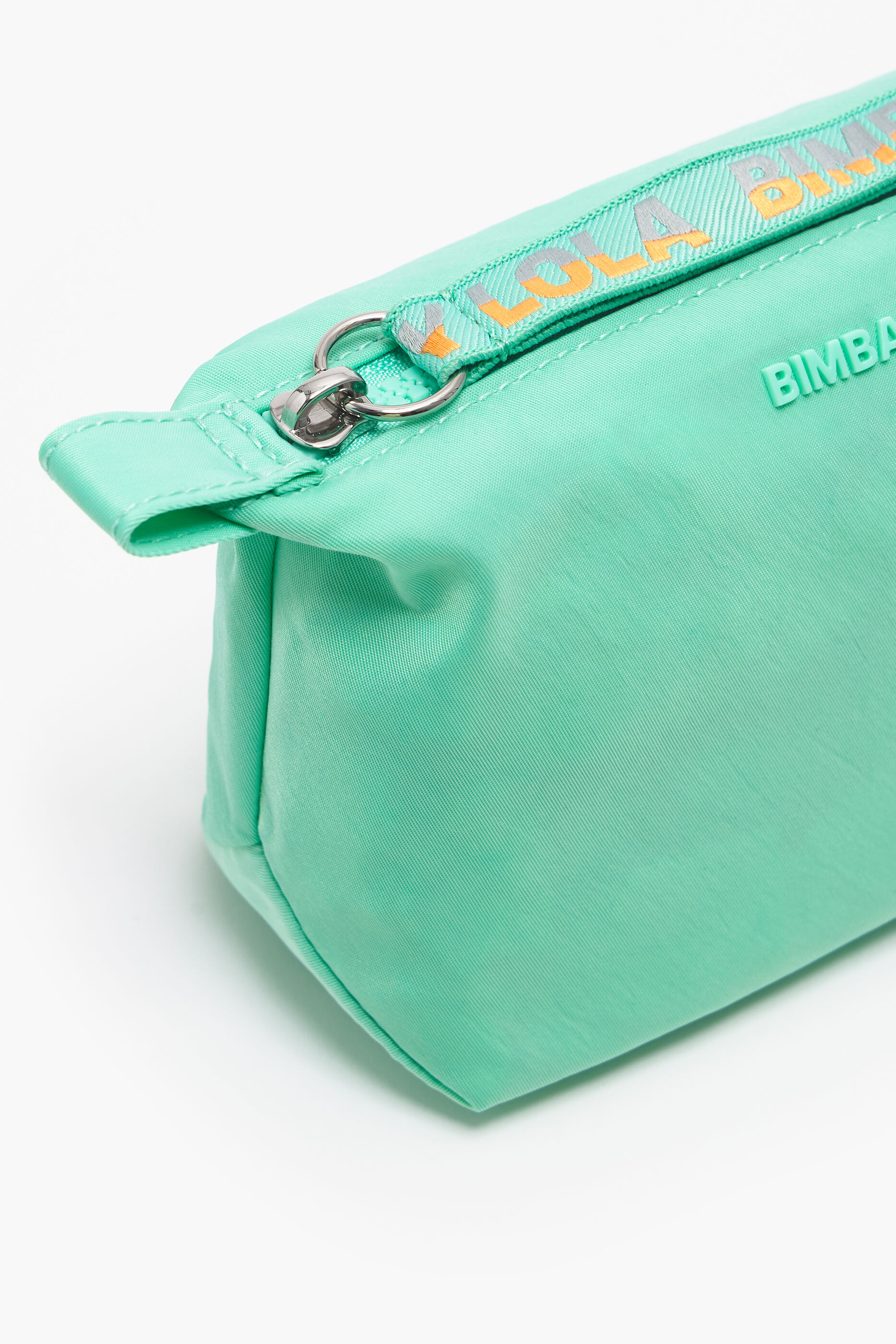 Nécessaire trapezoidal tamanho P, em nylon cinza gelo.