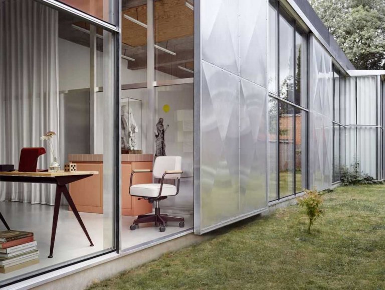 Vitra Lampe de bureau tafellamp diepzwart