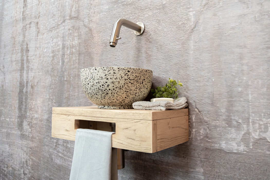 Saniclear Seba fonteinset met eiken plank, zwart-witte terrazzo waskom en RVS kraan voor in het toilet