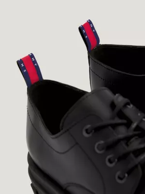Sapatos de couro com sola grossa