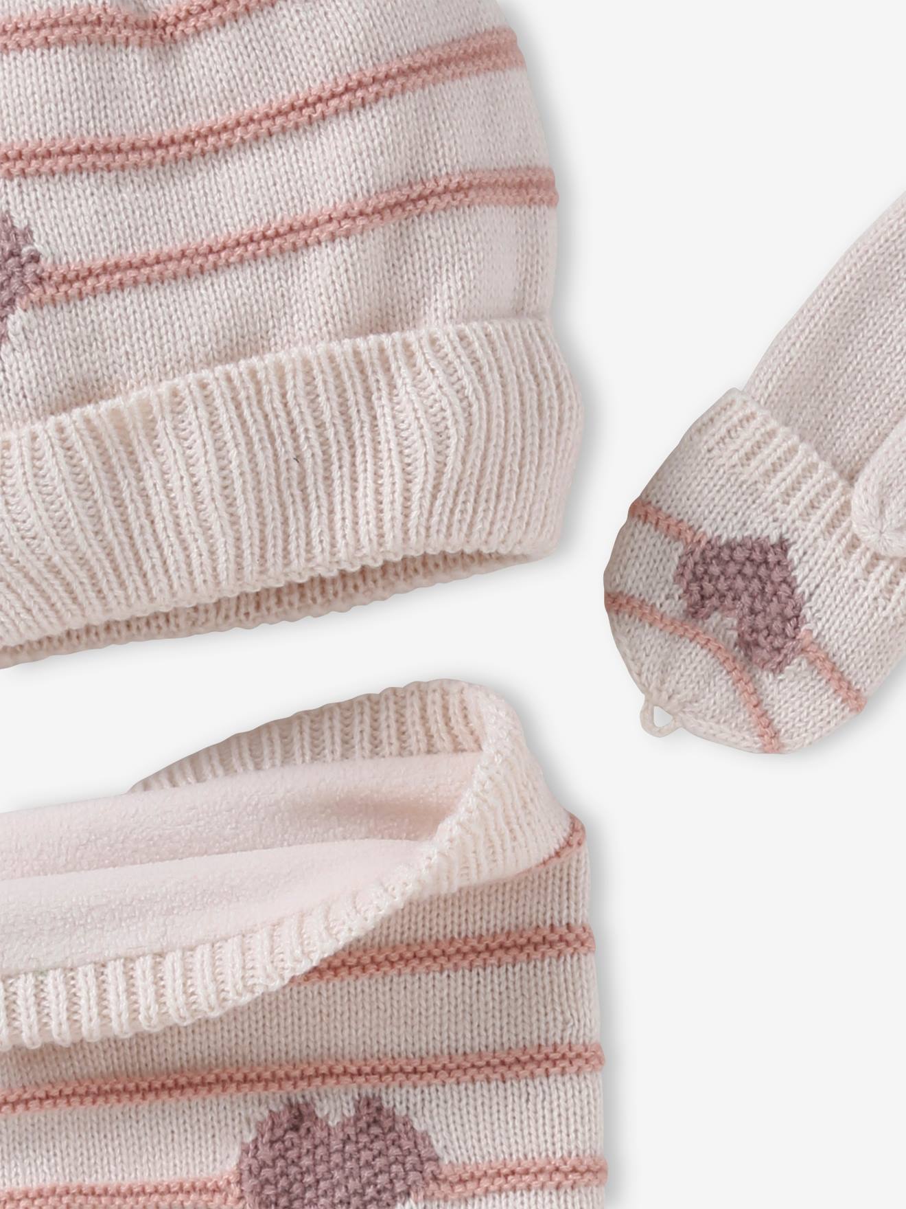 Look feminino: gorro + cachecol tubular + luvas listradas/com estampa de coração