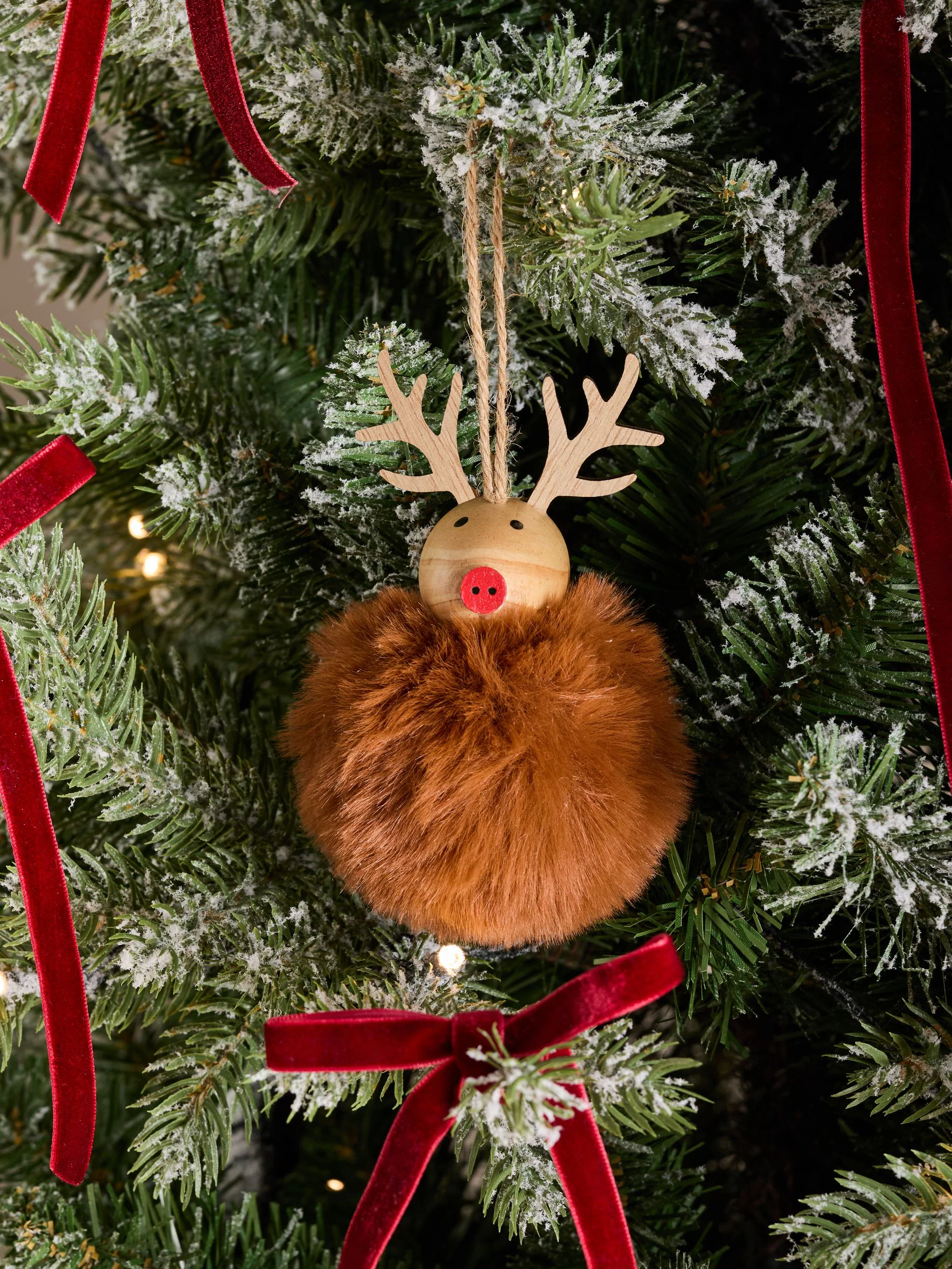 Kerstbal met pompon en figuurtje