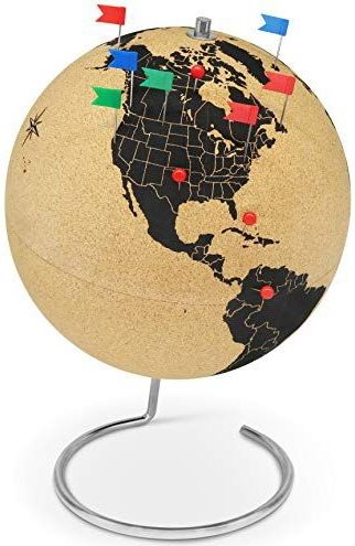 Grote globe van kurk 33 cm hoog met 54 verschillende pinnen - draaiende globe gemaakt van kurk - wereldbol als cadeau-idee voor globetrotters