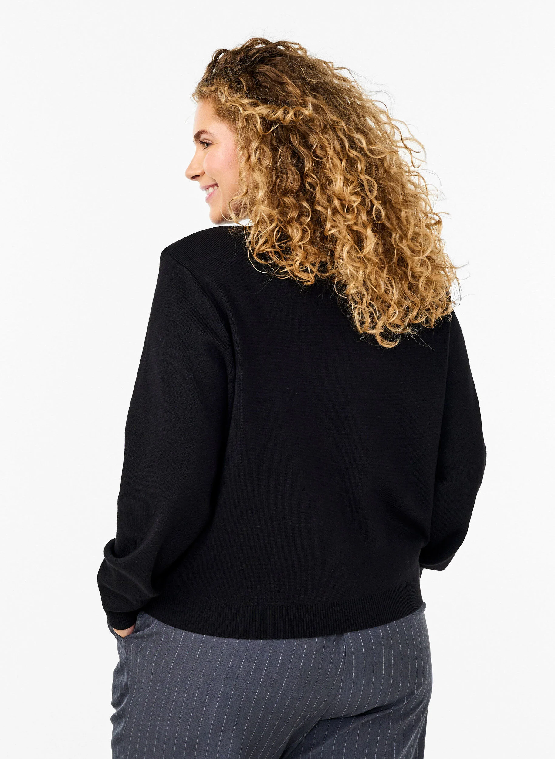 Strikcardigan med dekorative knapper