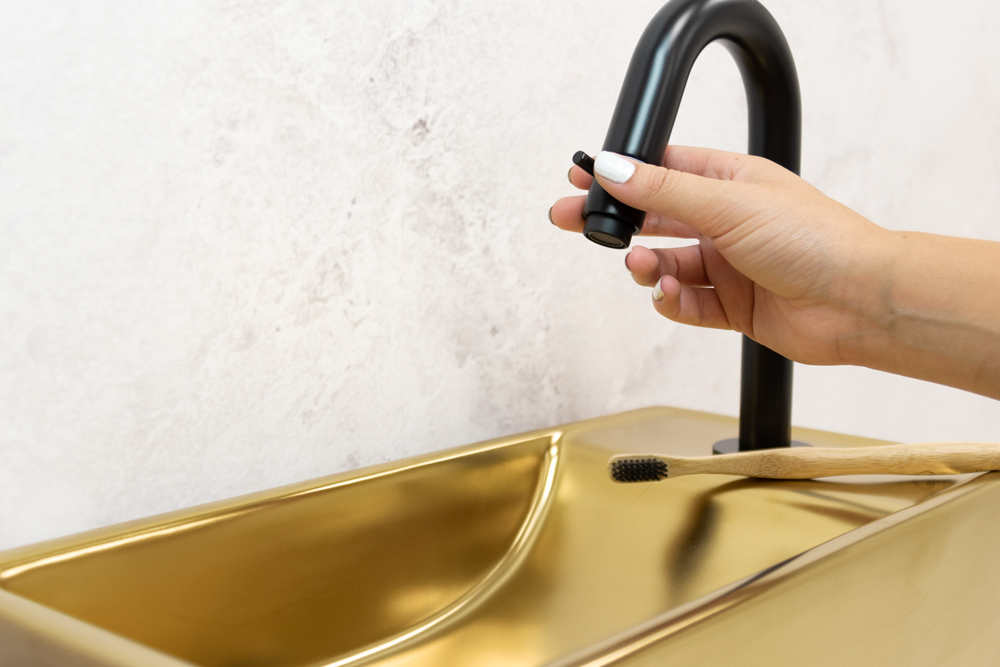Saniclear Oro fonteinset mat goud met zwarte gebogen kraan rechts