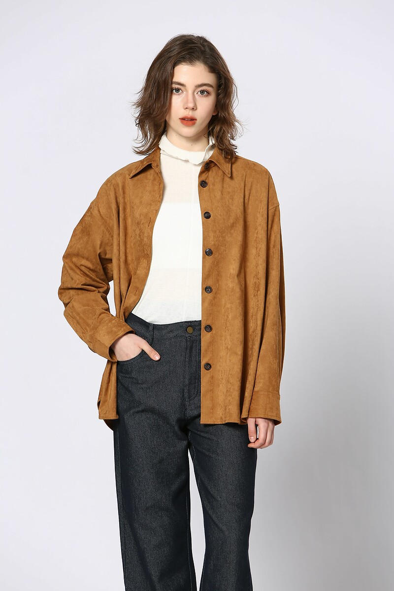 ATÉ BREVE<br>Camisa de camurça com fechamento por botões