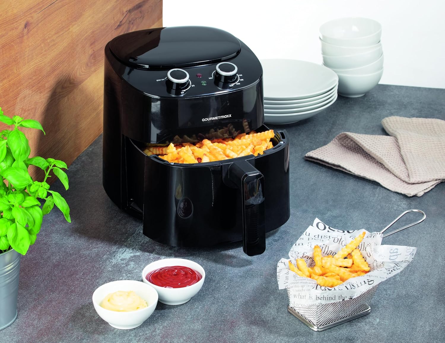 GOURMETmaxx Heißluftfritteuse 4,5L | Airfryer mit 8 Programmen, ideal zum besonders fettarmen Garen, Grillen oder Backen ohne Öl | Mit LCD-Display, Timer- & Stay-On-Funktion | 1400W [Schwarz]