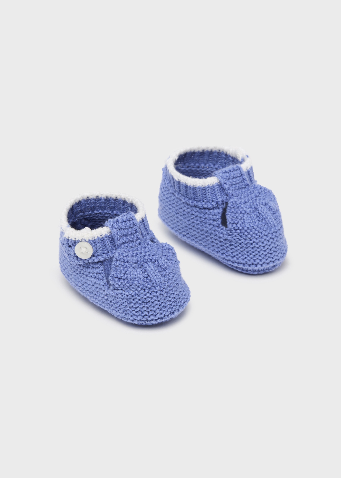 Sapatinhos de tricô feitos com algodão sustentável para recém-nascidos.