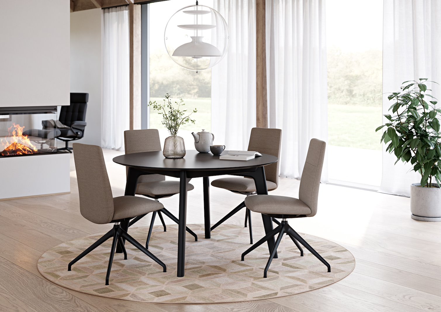 Chilli spisestol I tekstil Tulip Light Beige, medium sete med sort understell.