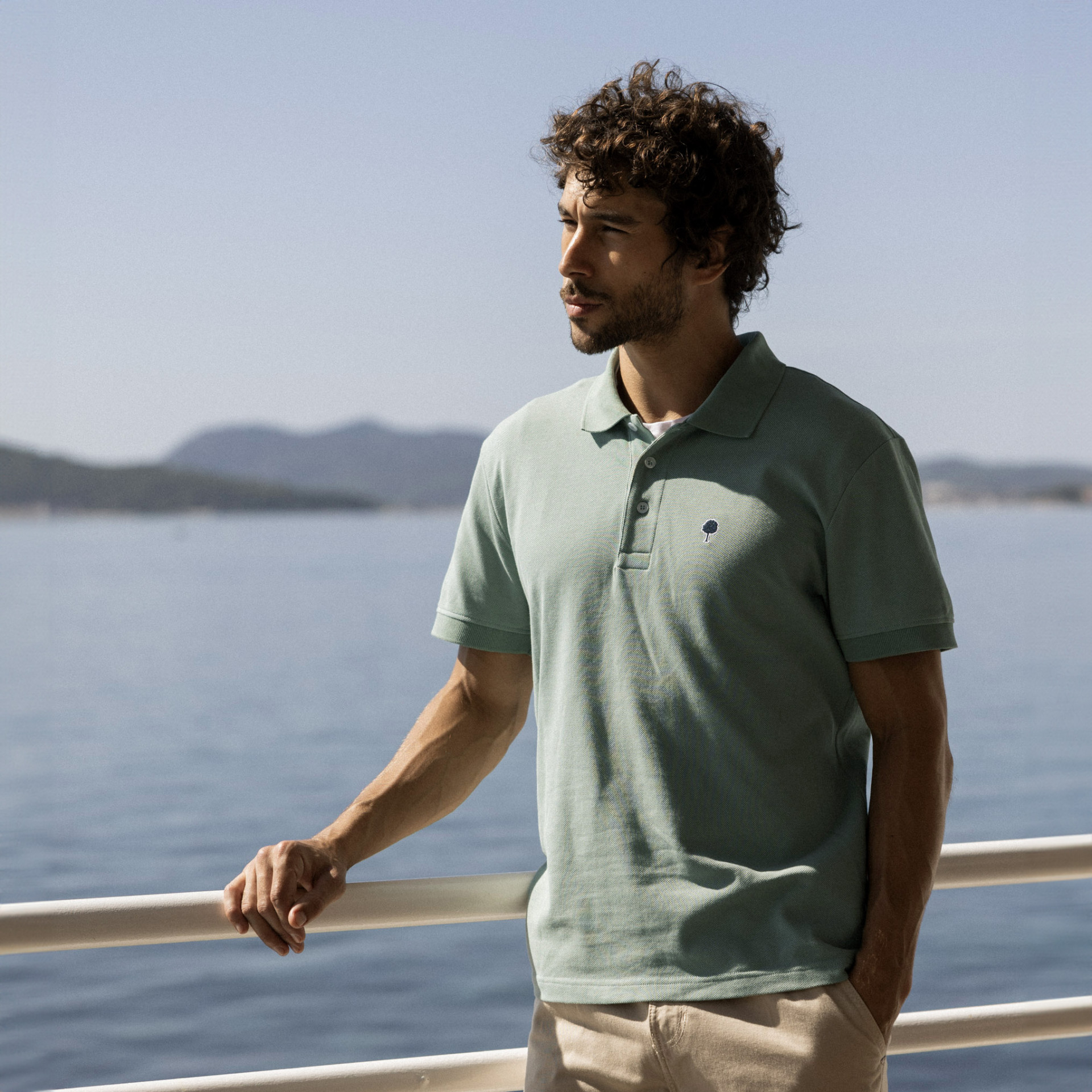Polo vert clair broderie arbre coton et coton recyclé - modèle lumigny