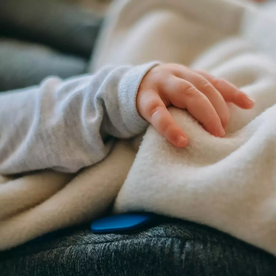 Hoppediz Babydecke Fleece Einschlagdecke für Autositz und Kinderwagen stone
