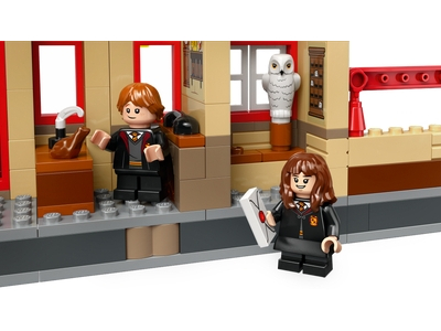 LEGO Zweinstein Express™ en Zweinsveld™ station (76423)