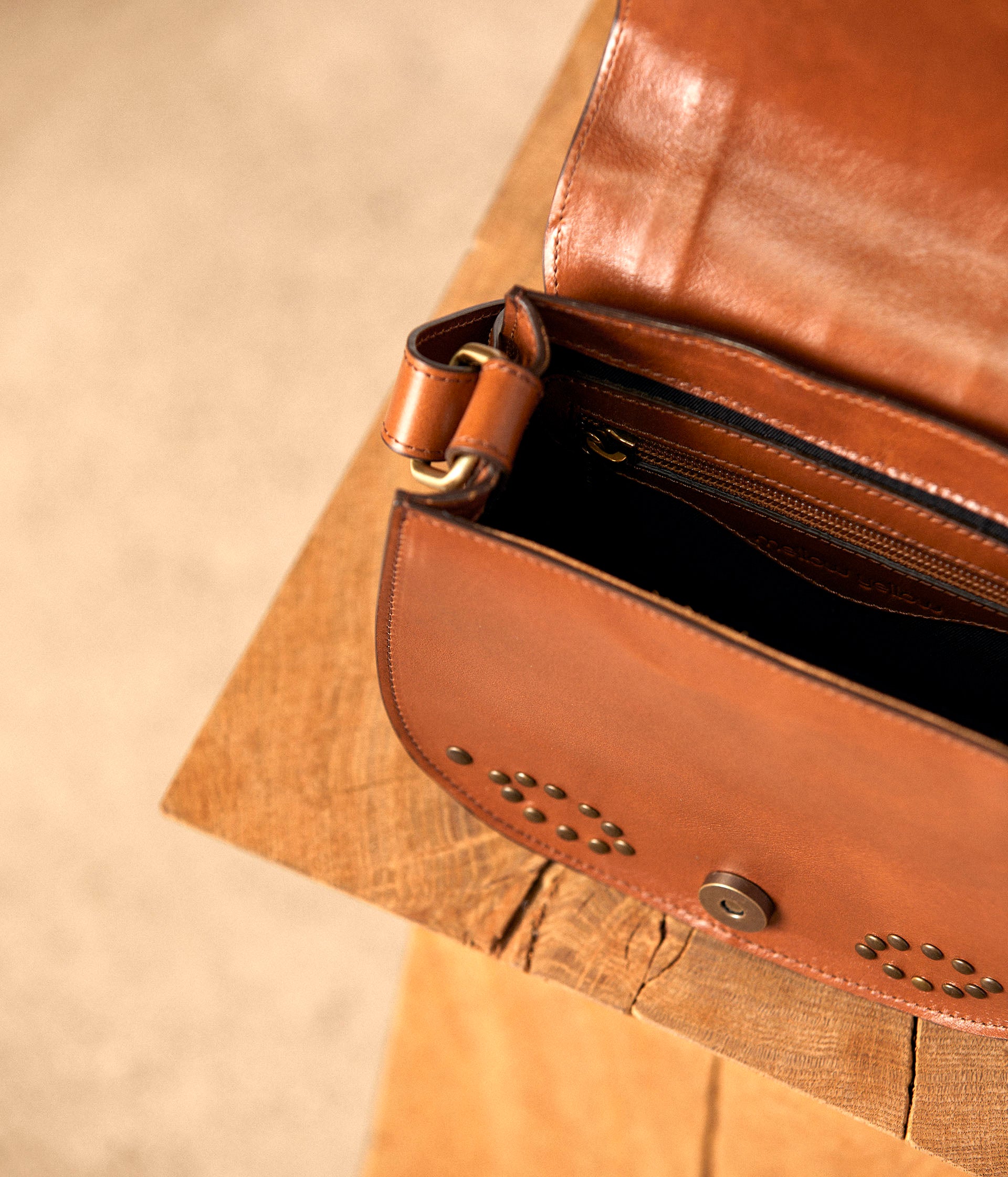 Sac besace clouté Alona