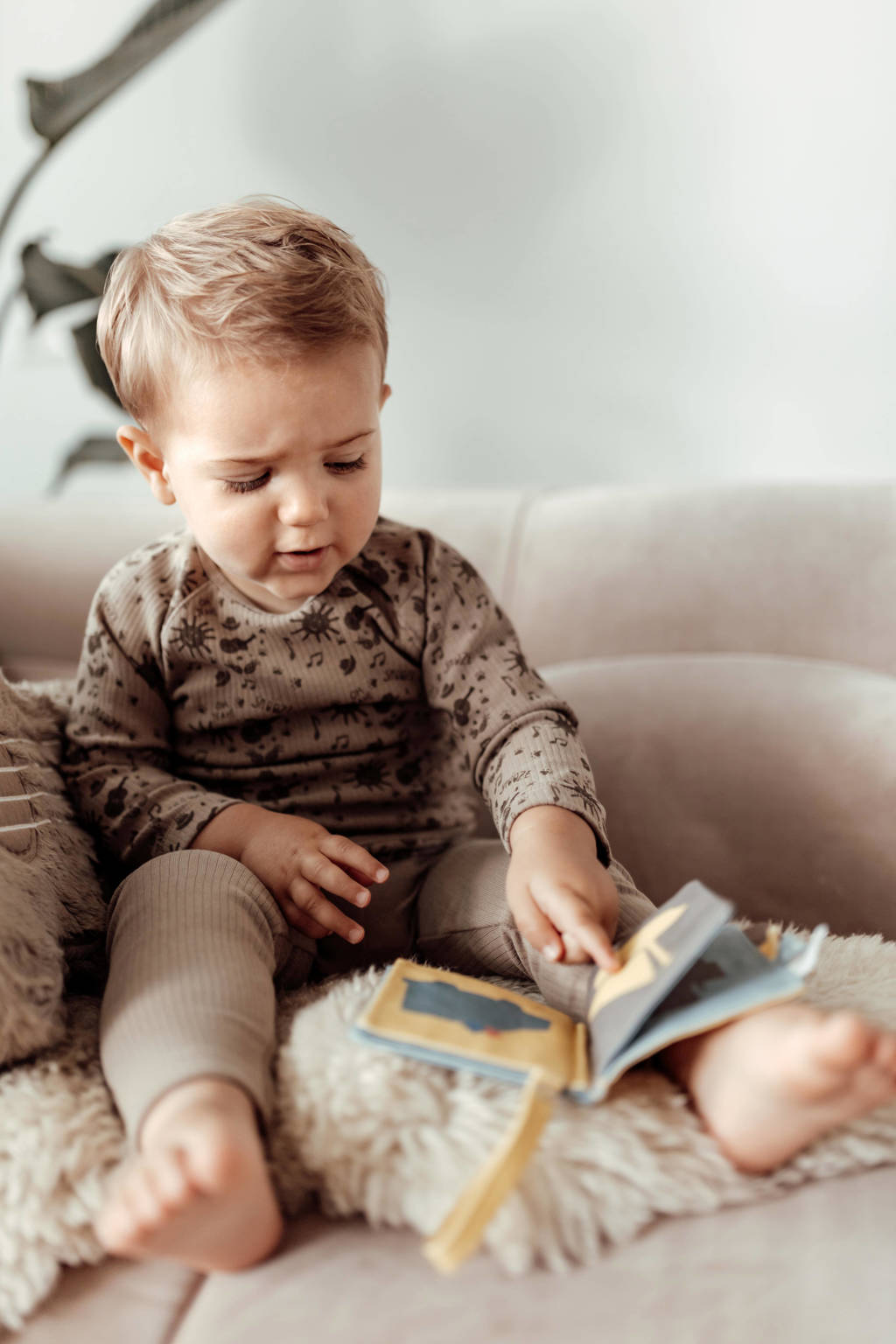 baby knisperboekje geel