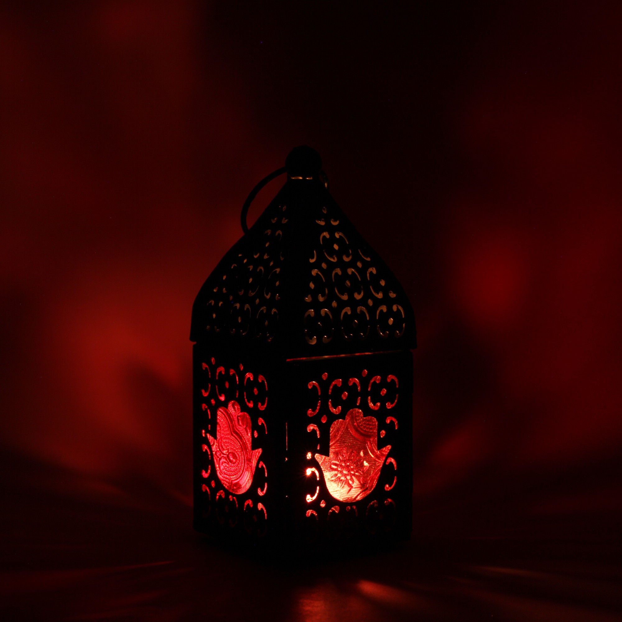 Laterne 'Red Hamsa', rot, T 5,5 cm, B 5,5 cm, H 14 cm von fischer's lagerhaus