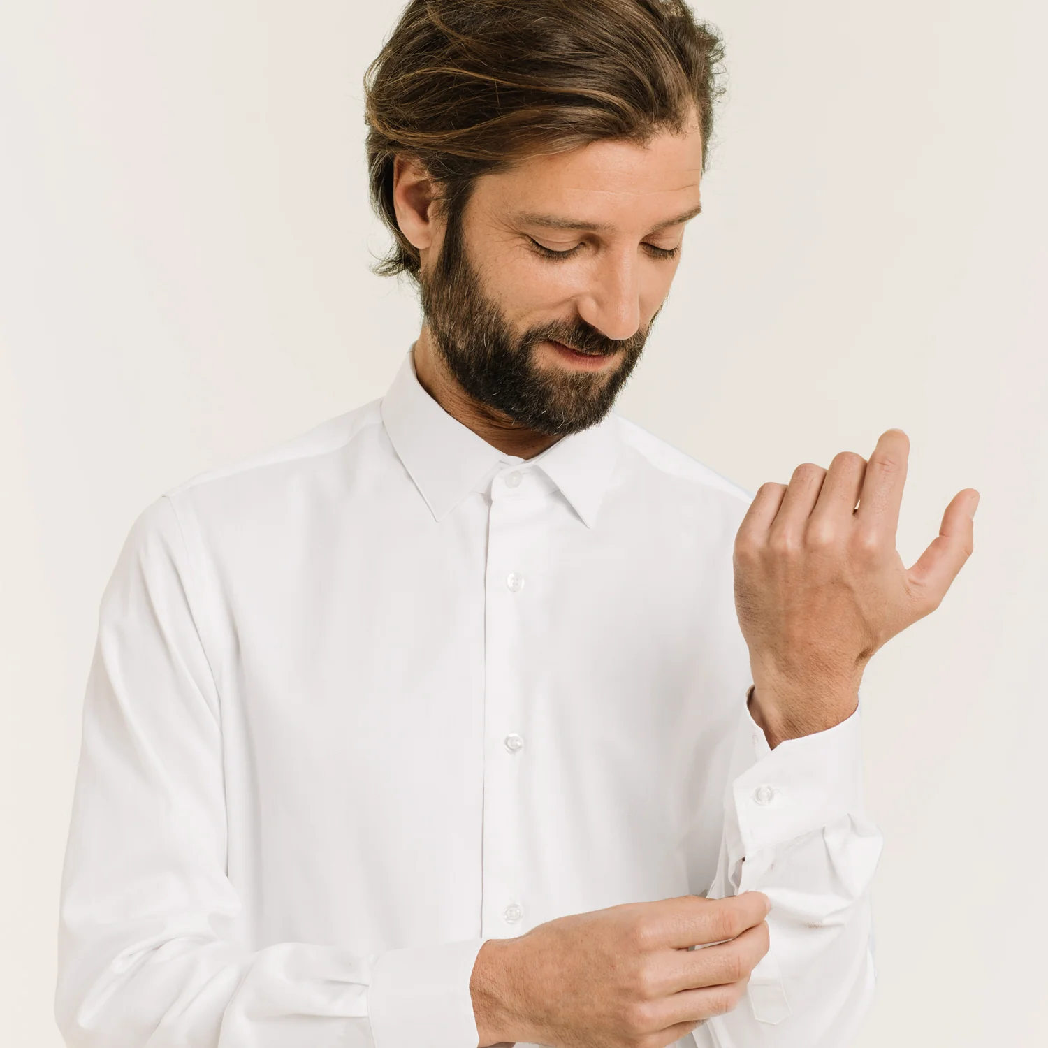 White double-twisted chevron fitted shirt