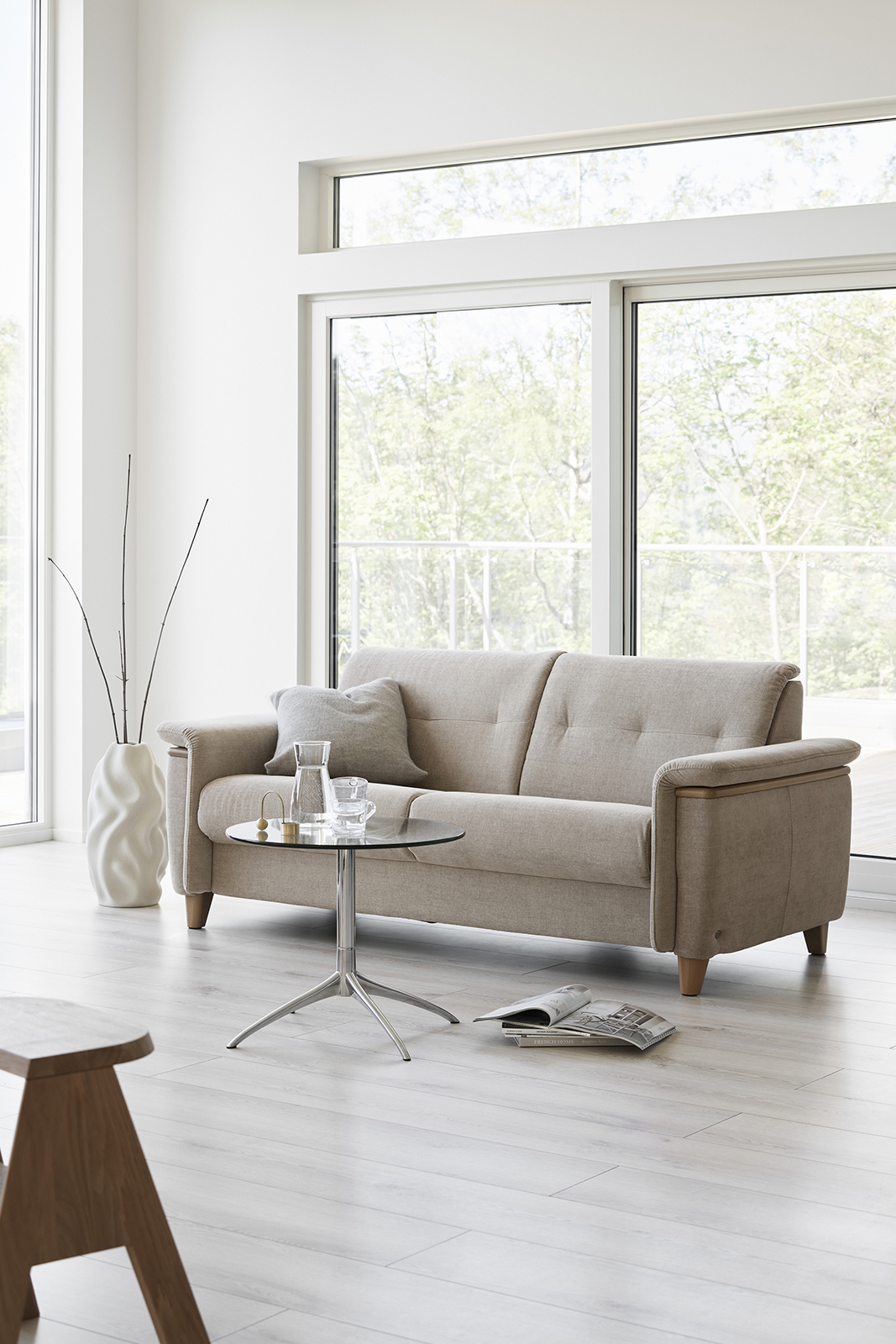 Flora 2,5-seter sofa I tekstil Daisy Beige med dekorlist i eik og 11 cm eikeben.
