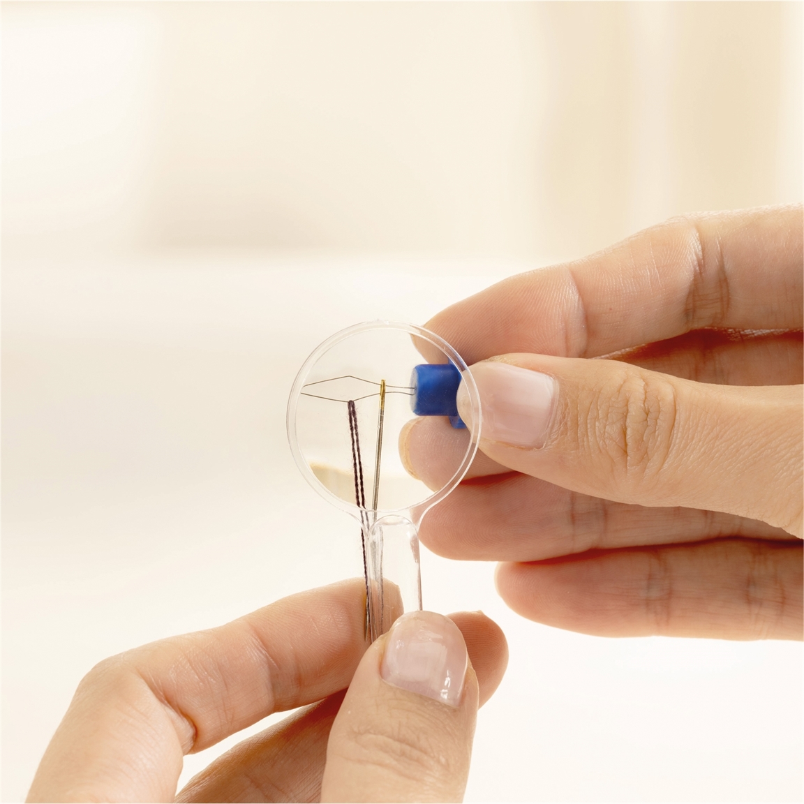 Loupe enfile aiguille