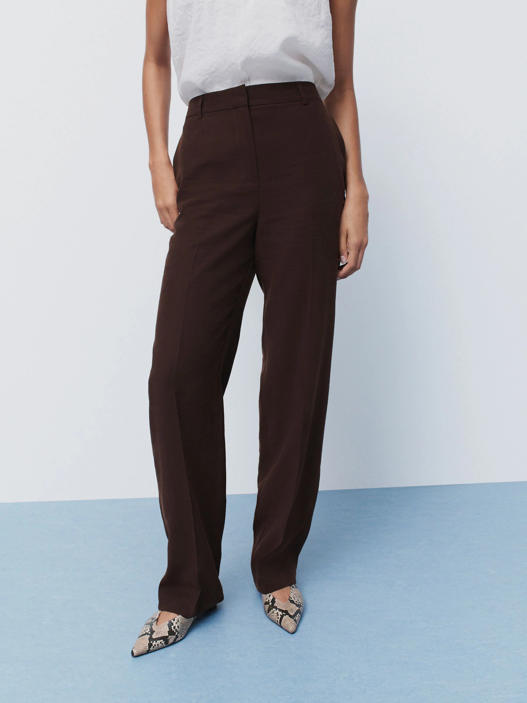 Bruin - Broek met elastische achterkant en rechte pijpen van modal