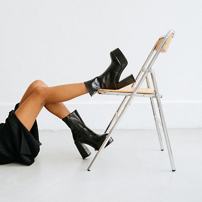 Boots à plateformes et bouts ronds  en vernis plissé noir