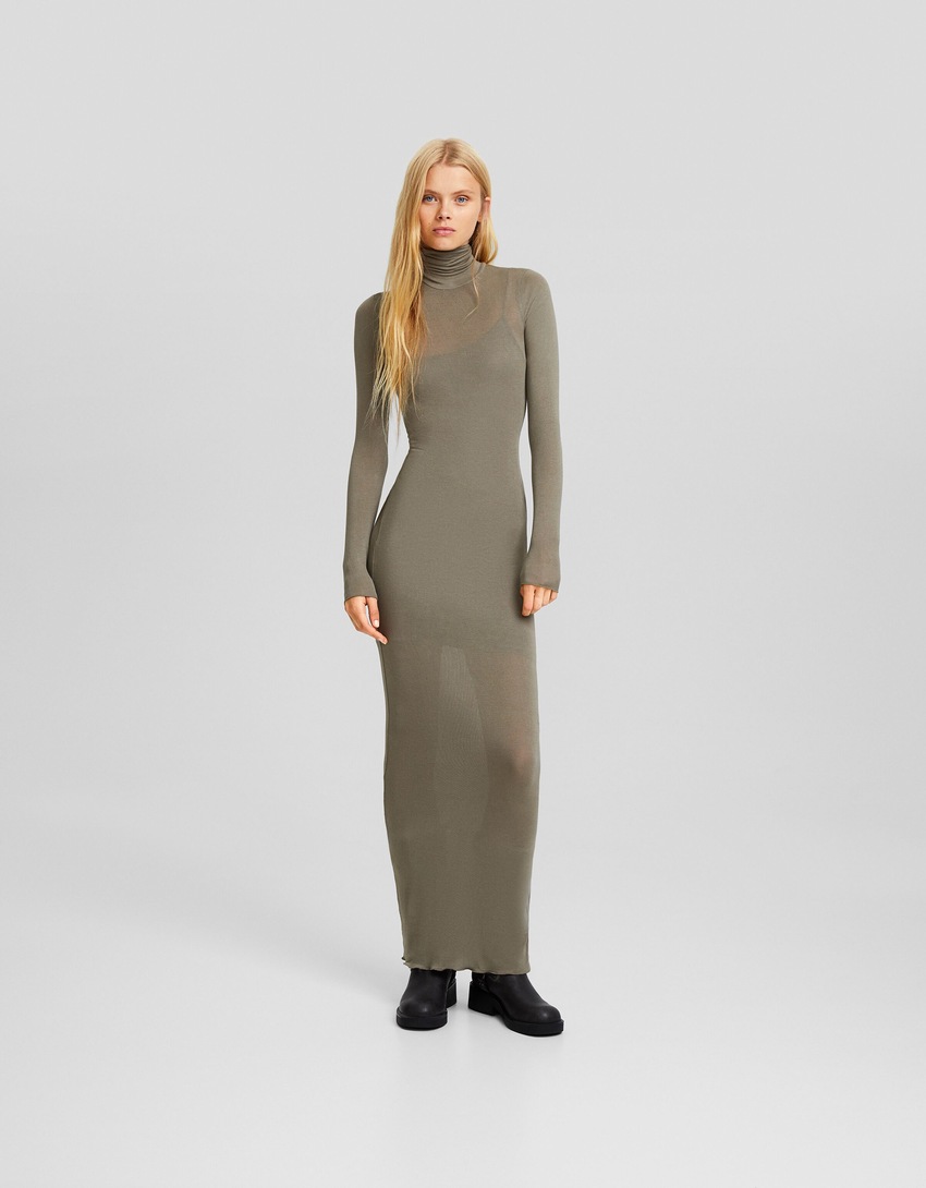 Vestido longo de gola alta e mangas compridas