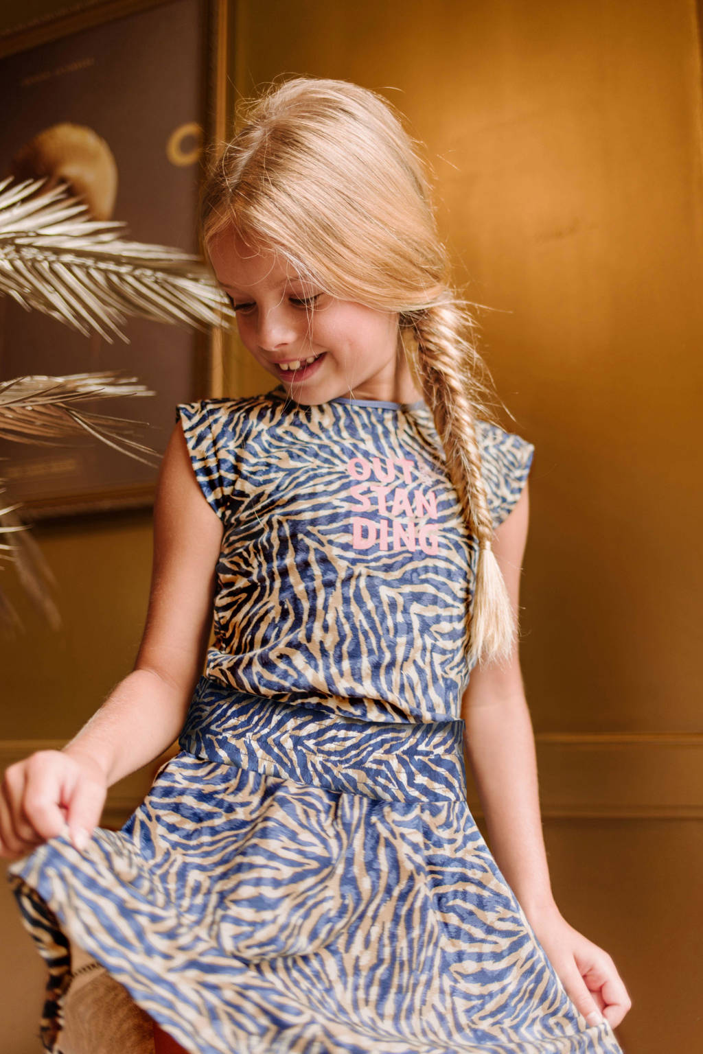 B.Nosy jurk B.Outstanding met all over print blauw/zand