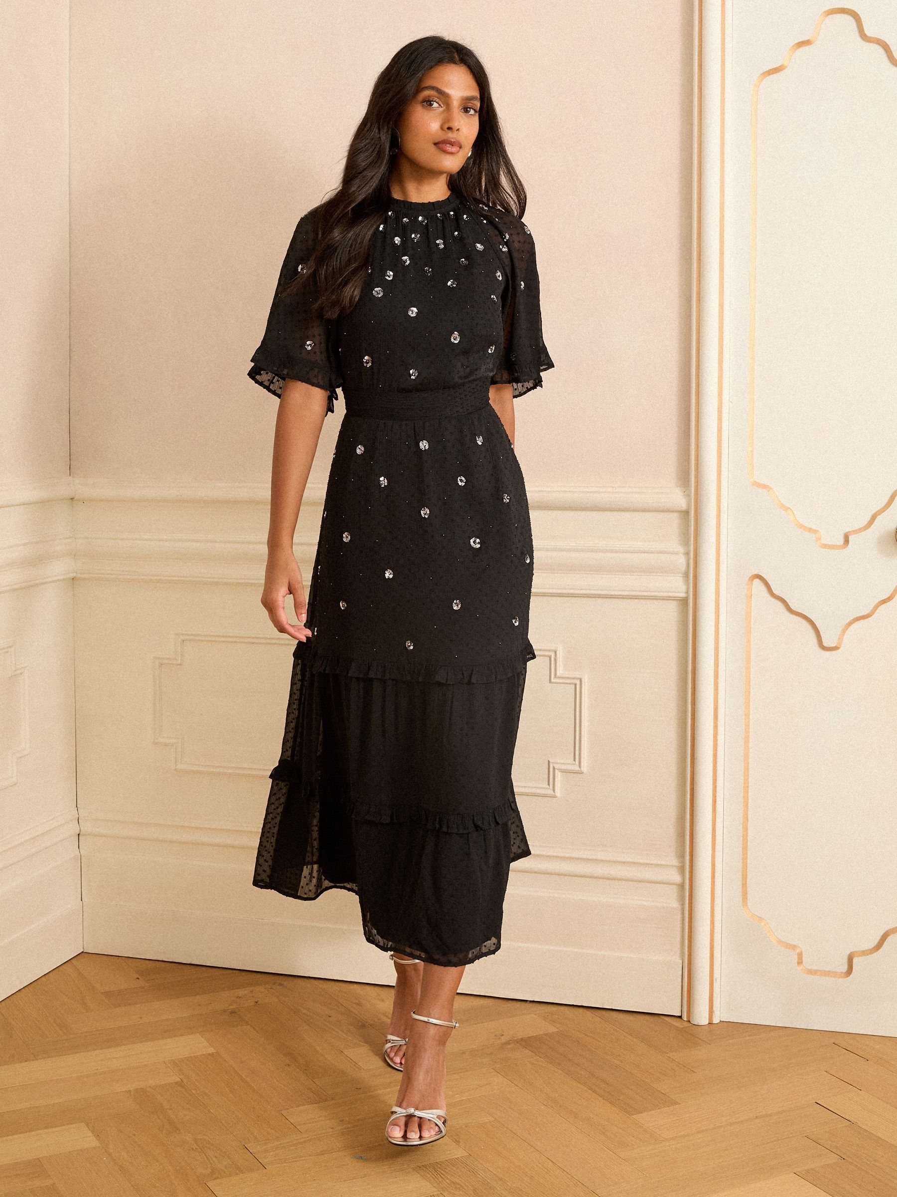 Zwart met sierstiksel - Love & Roses midi-jurk met engelmouwen