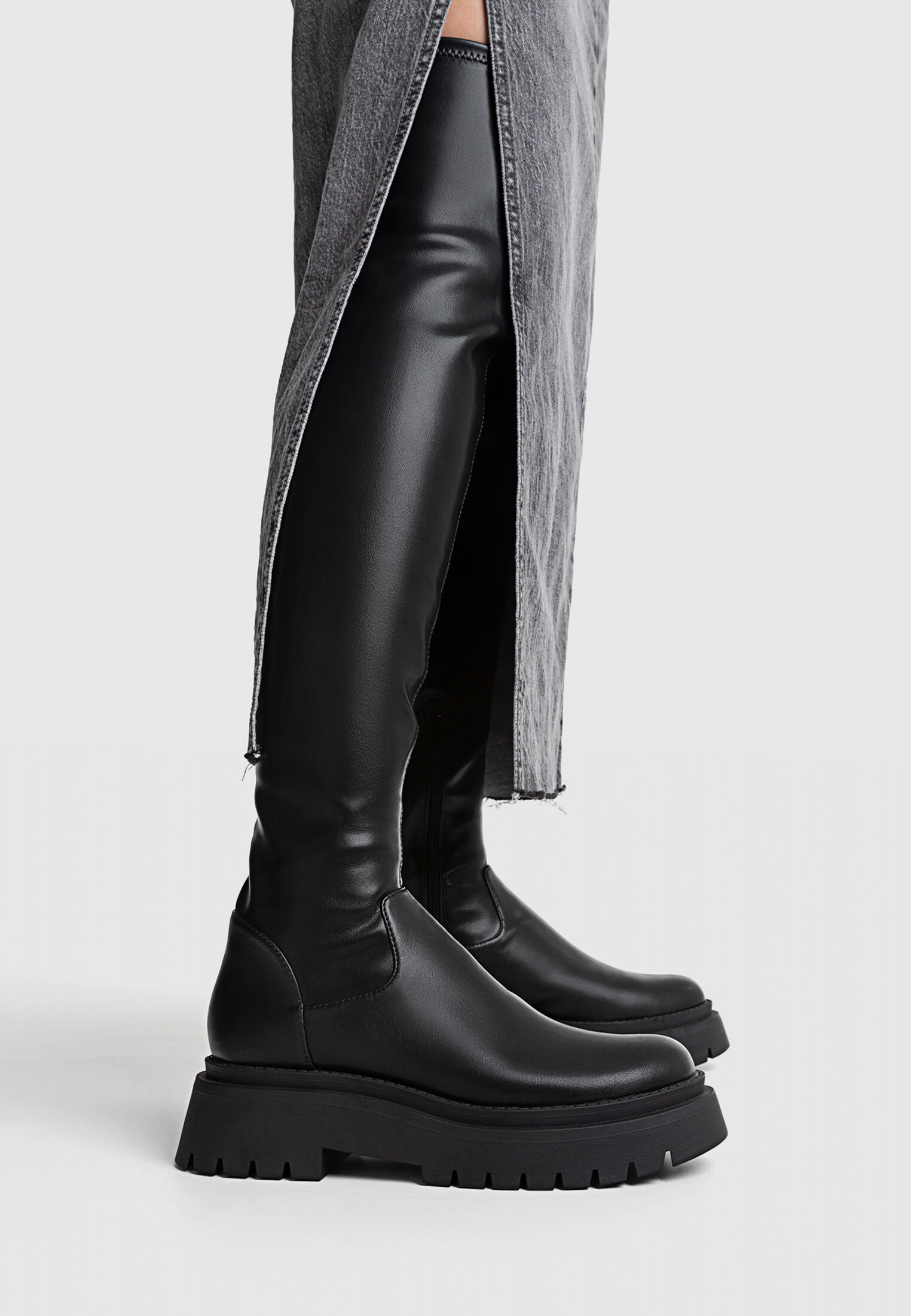 Botas pretas tamanho XL com sola plana