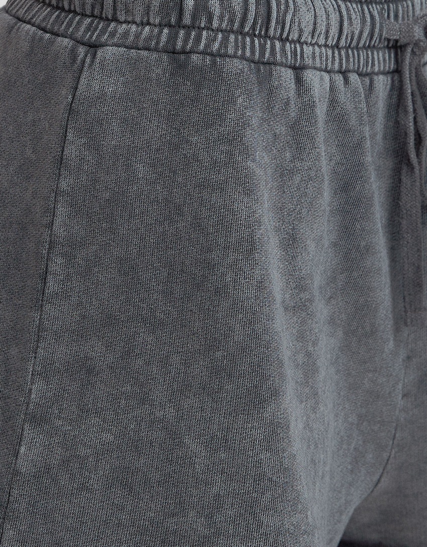 Shorts de pelúcia com efeito desbotado