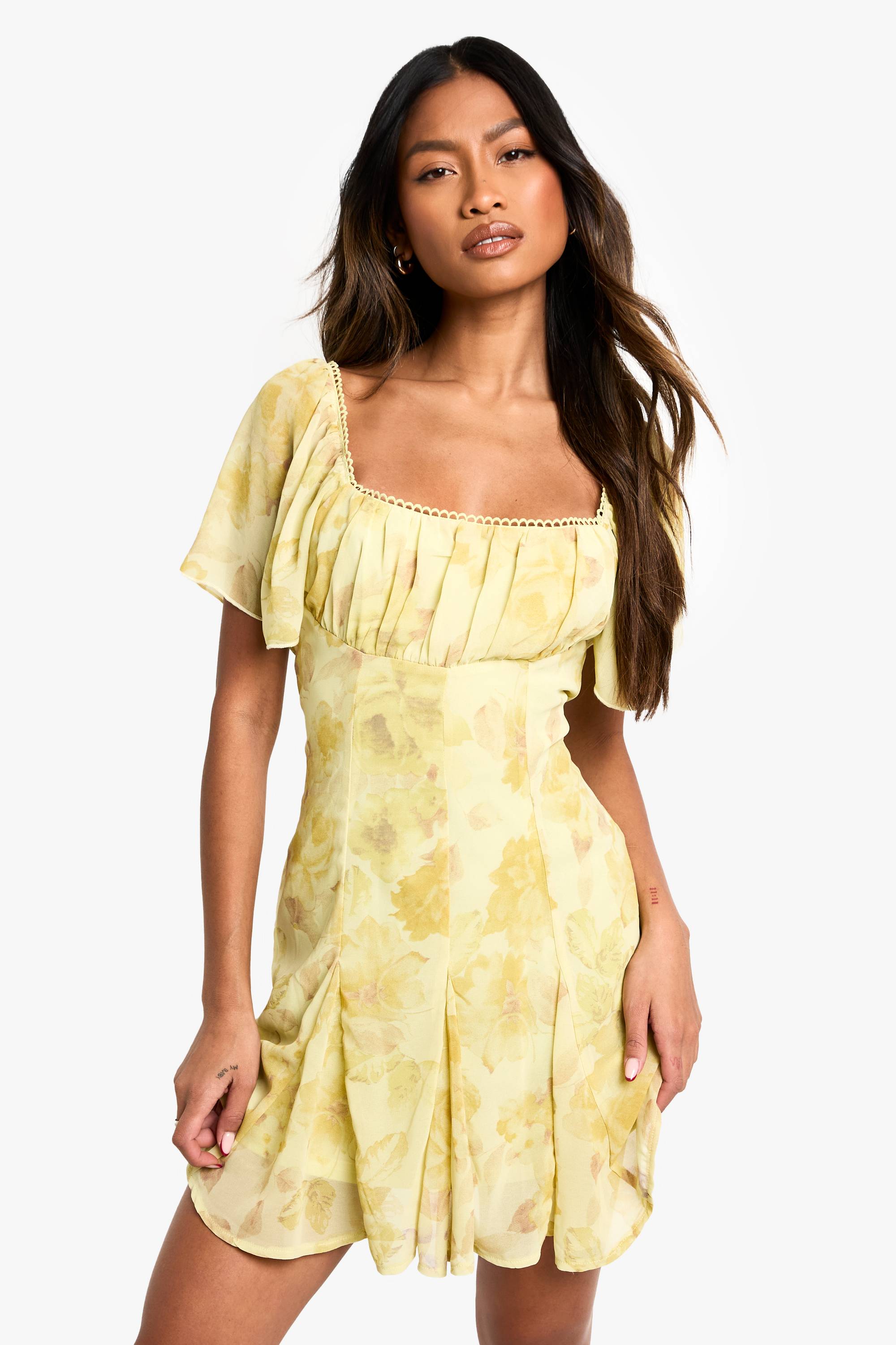 boohoo Robe Mini Laitière Florale à Ourlet Godet