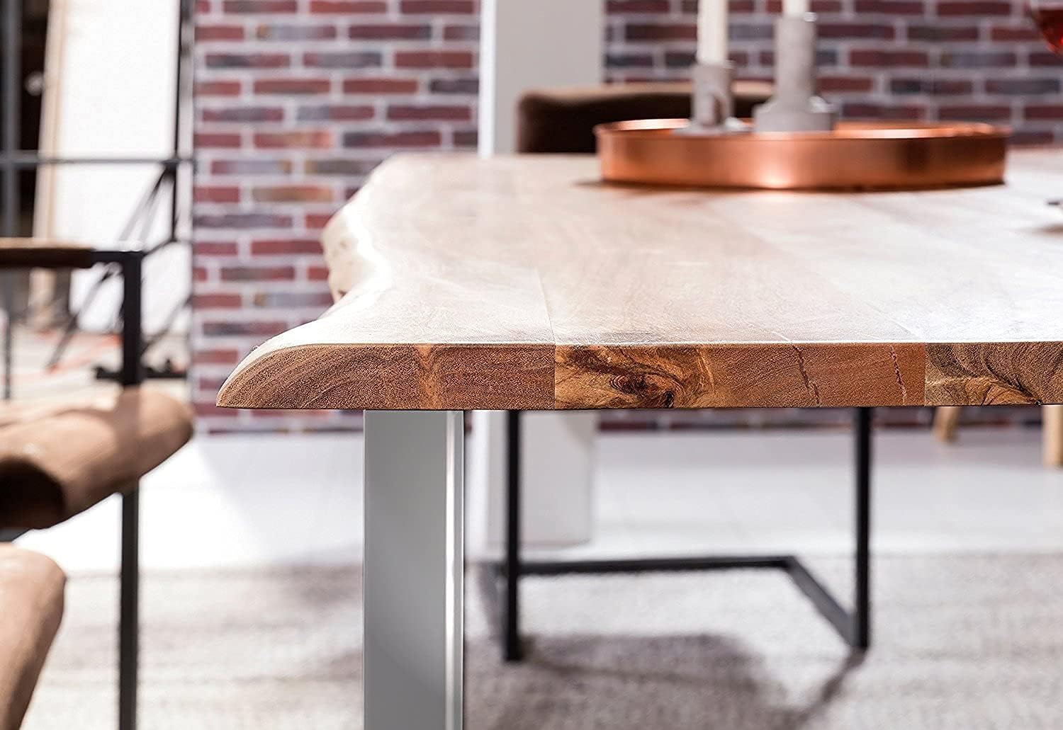 SAM Baumkantentisch 140x80 cm Quarto, Akazienholz massiv + naturfarben, Esstisch mit silbernem U-Gestell, Esszimmertisch/Holztisch Industrial-Design, Tischplatte 26 mm