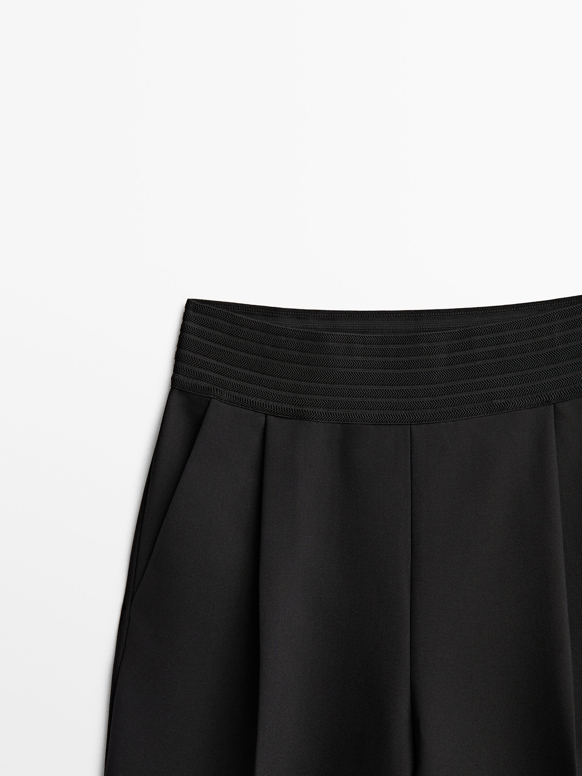 Calça curta reta com cós elástico - PRETA
