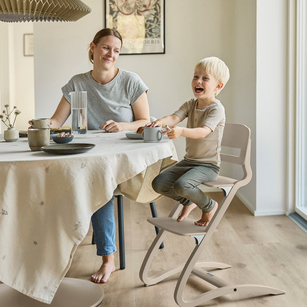 Køb Leander Louie™ Højstol - Cappuccino