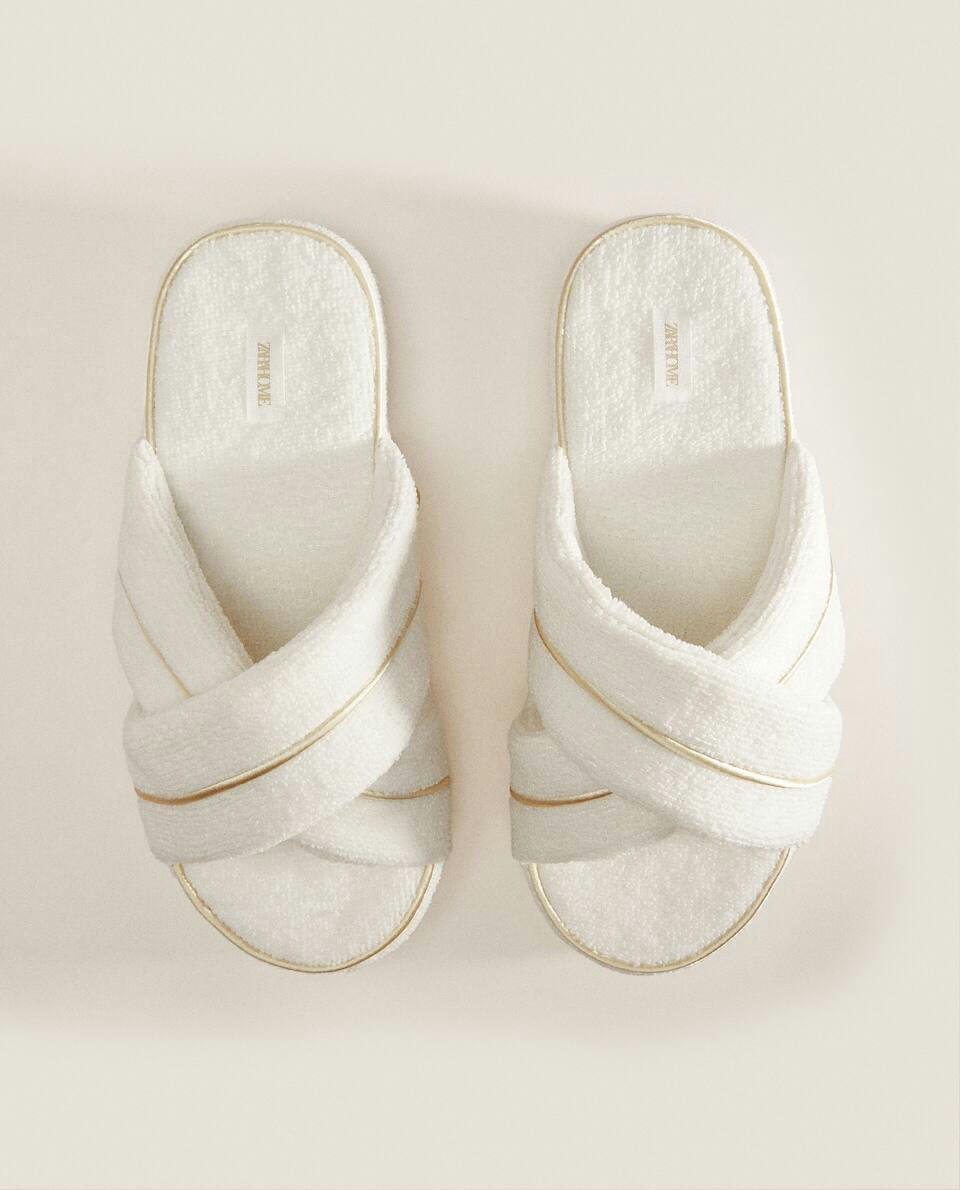CHINELOS DE FOLHA COM DETALHE EM VIÉS