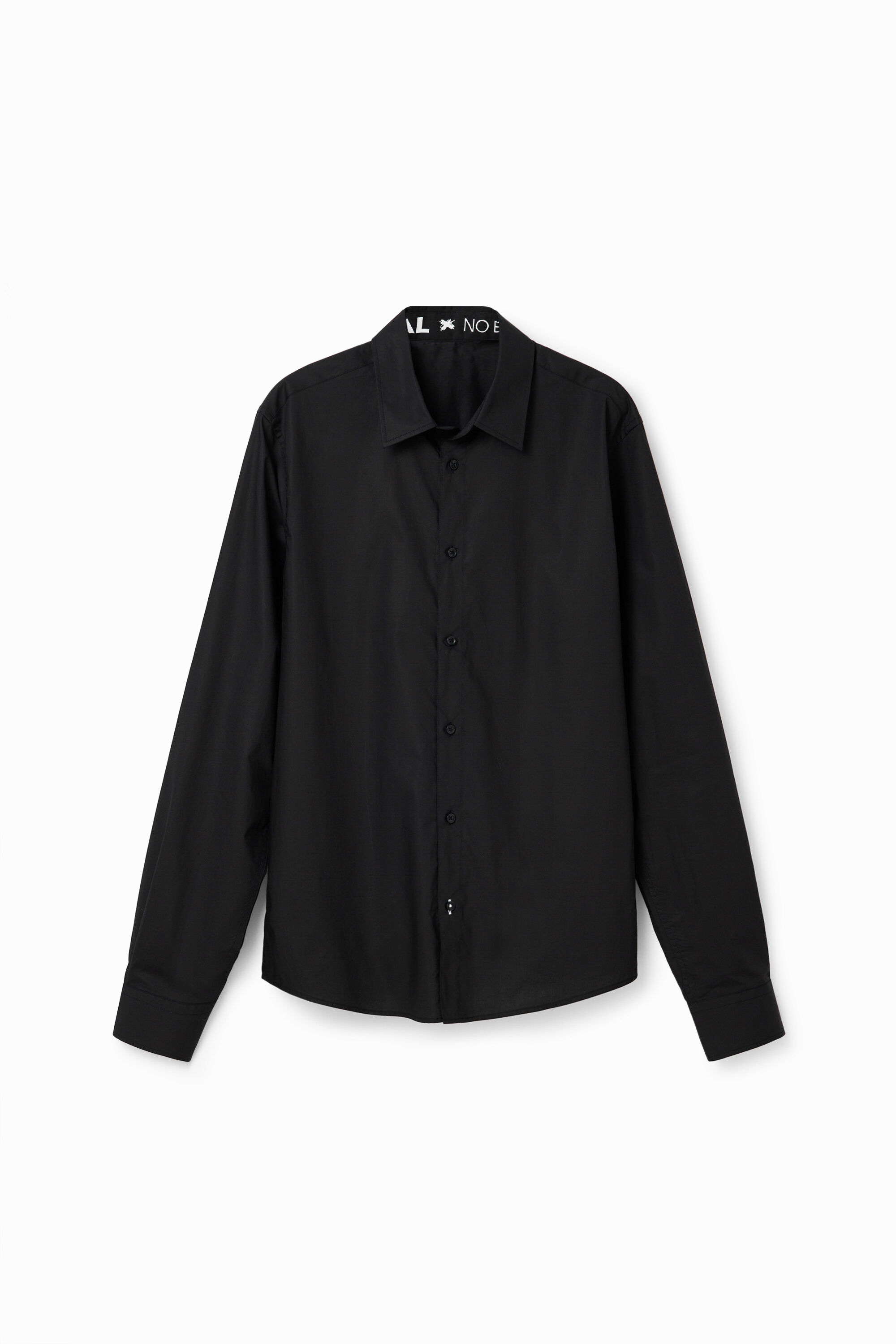 Camisa básica com detalhes contrastantes