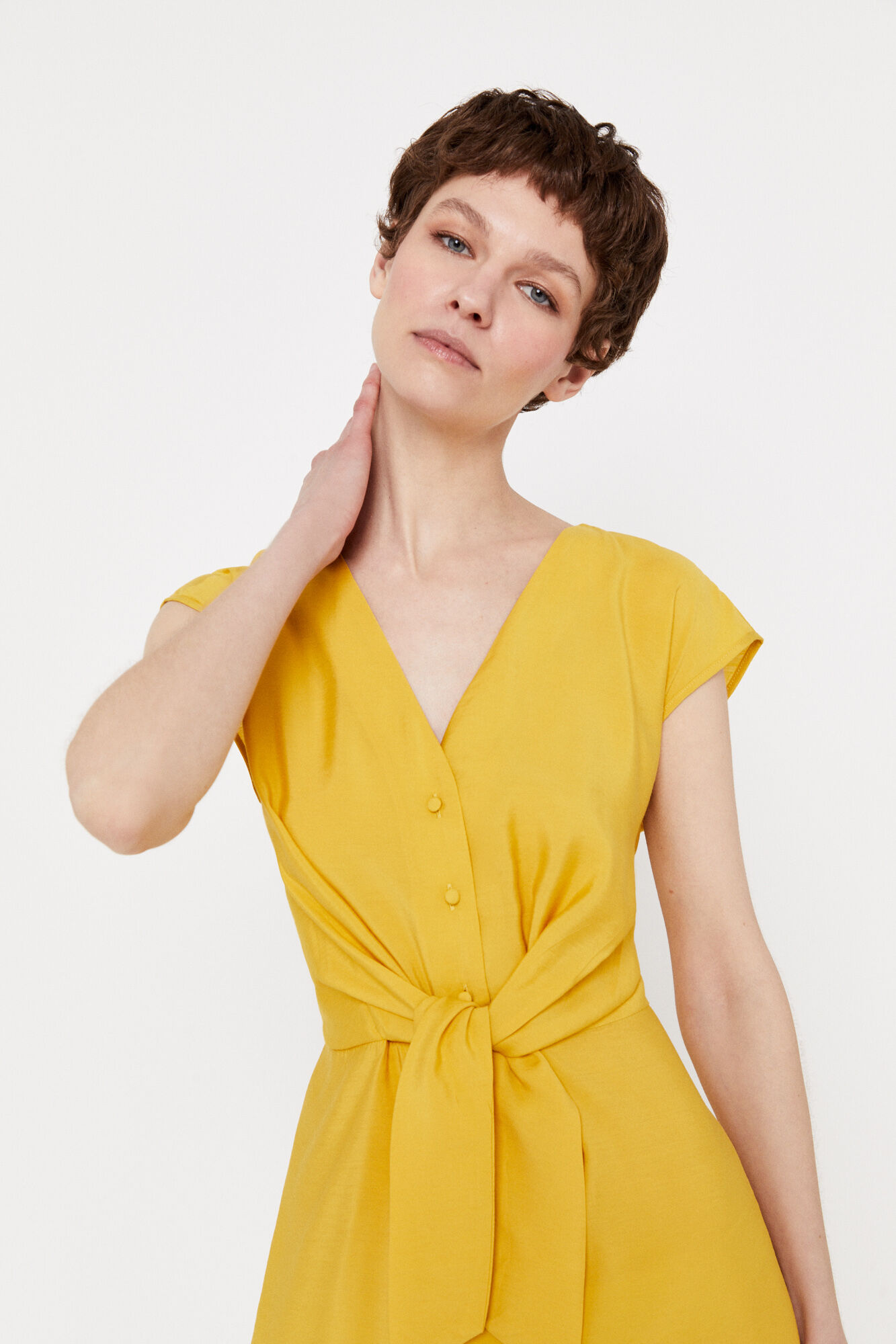 Vestido com amarração na cintura - Amarelo