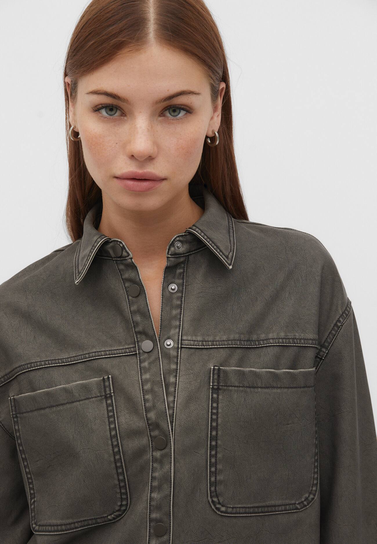 Camisa com efeito de couro desbotado