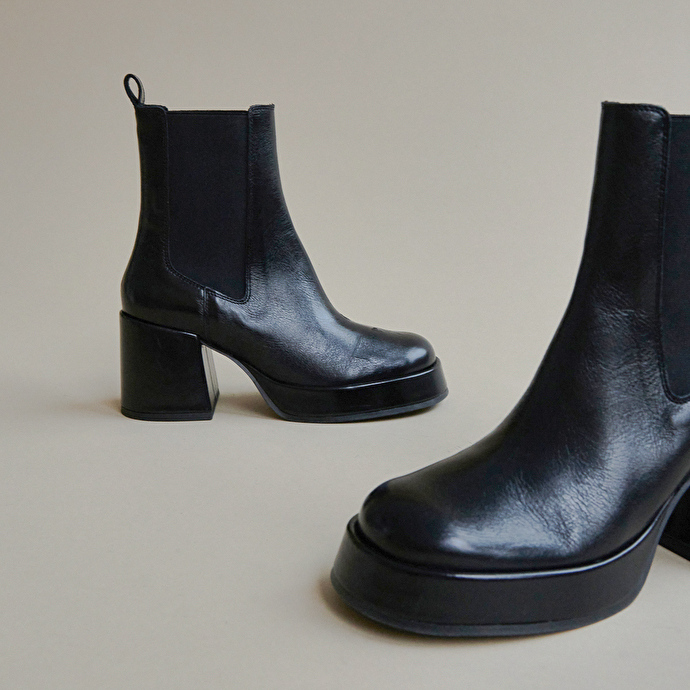 Bottines à plateformes et bouts carrés  en cuir vielli noir