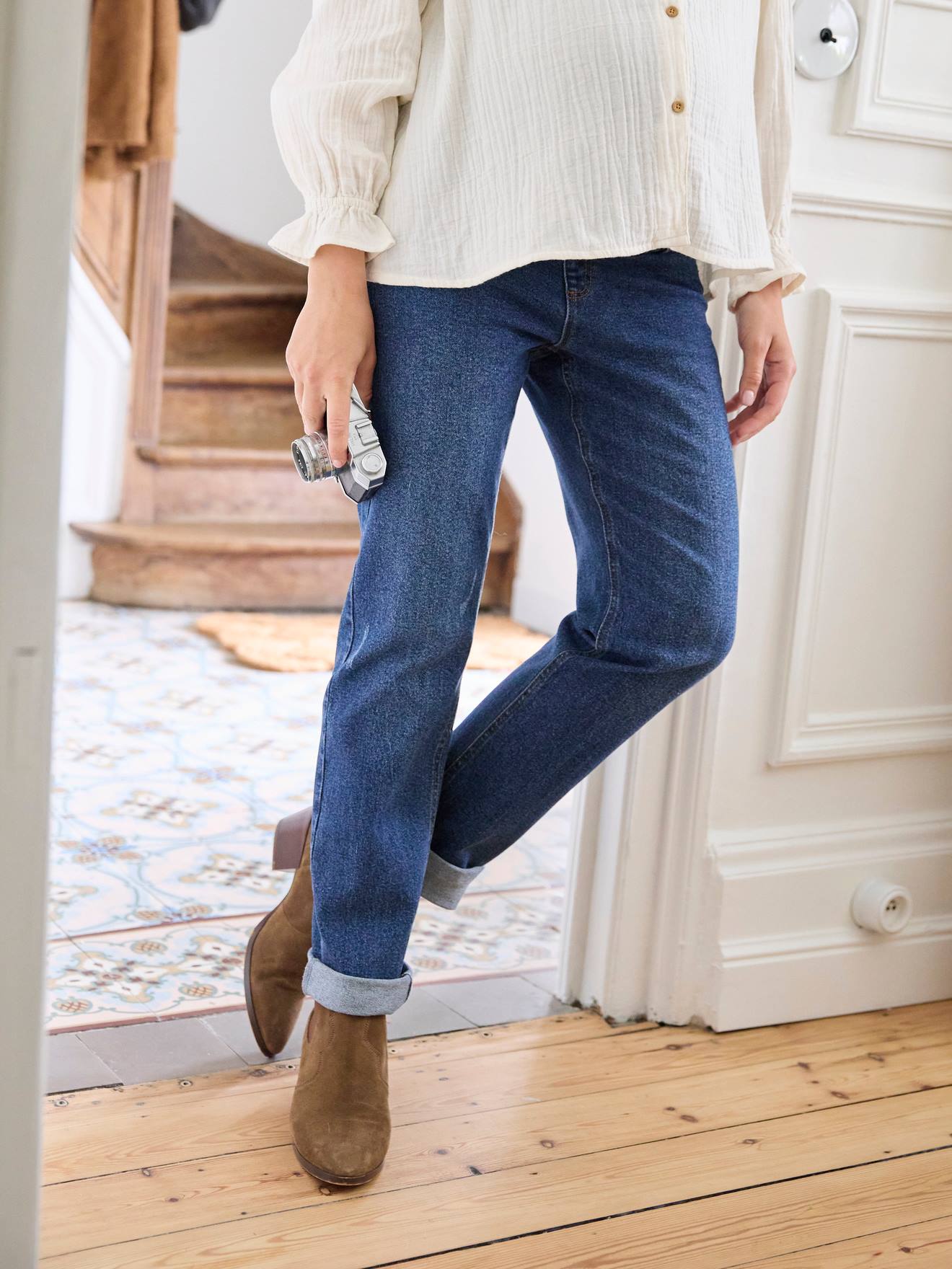 Calça jeans de gestante de corte reto com faixa de pedraria sem costura.