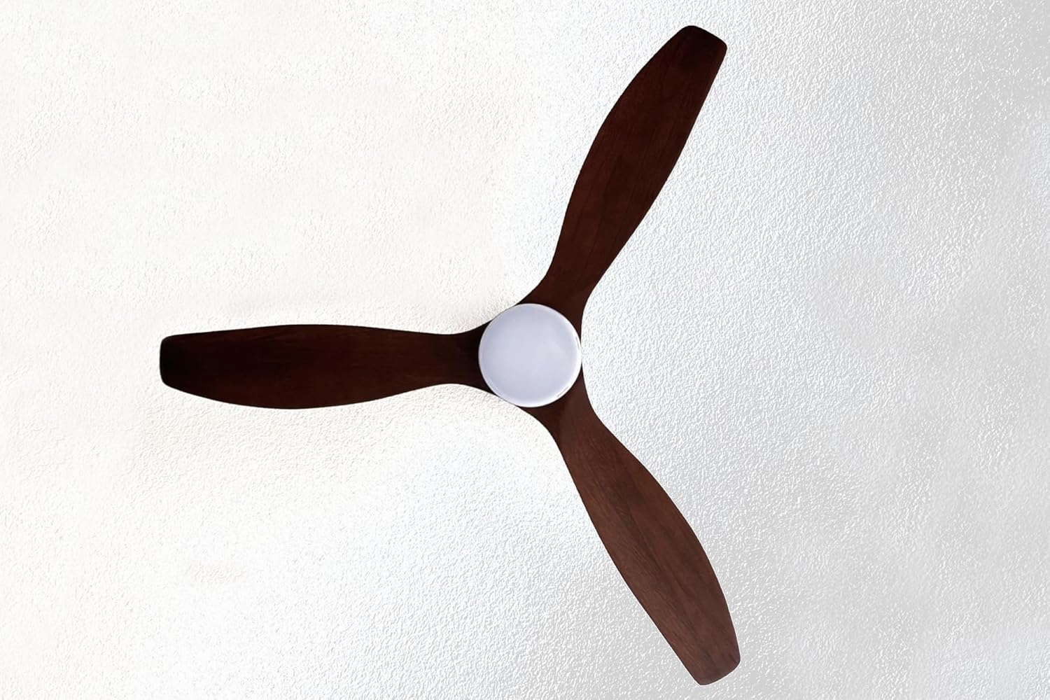 PEPEO – Notos Deckenventilator mit LED Beleuchtung | Sehr leiser Deckenventilator mit Fernbedienung und Rückwärtslauf. Ventilator Durchmesser 132 cm. Farbe: Schwarz/Holz dunkel