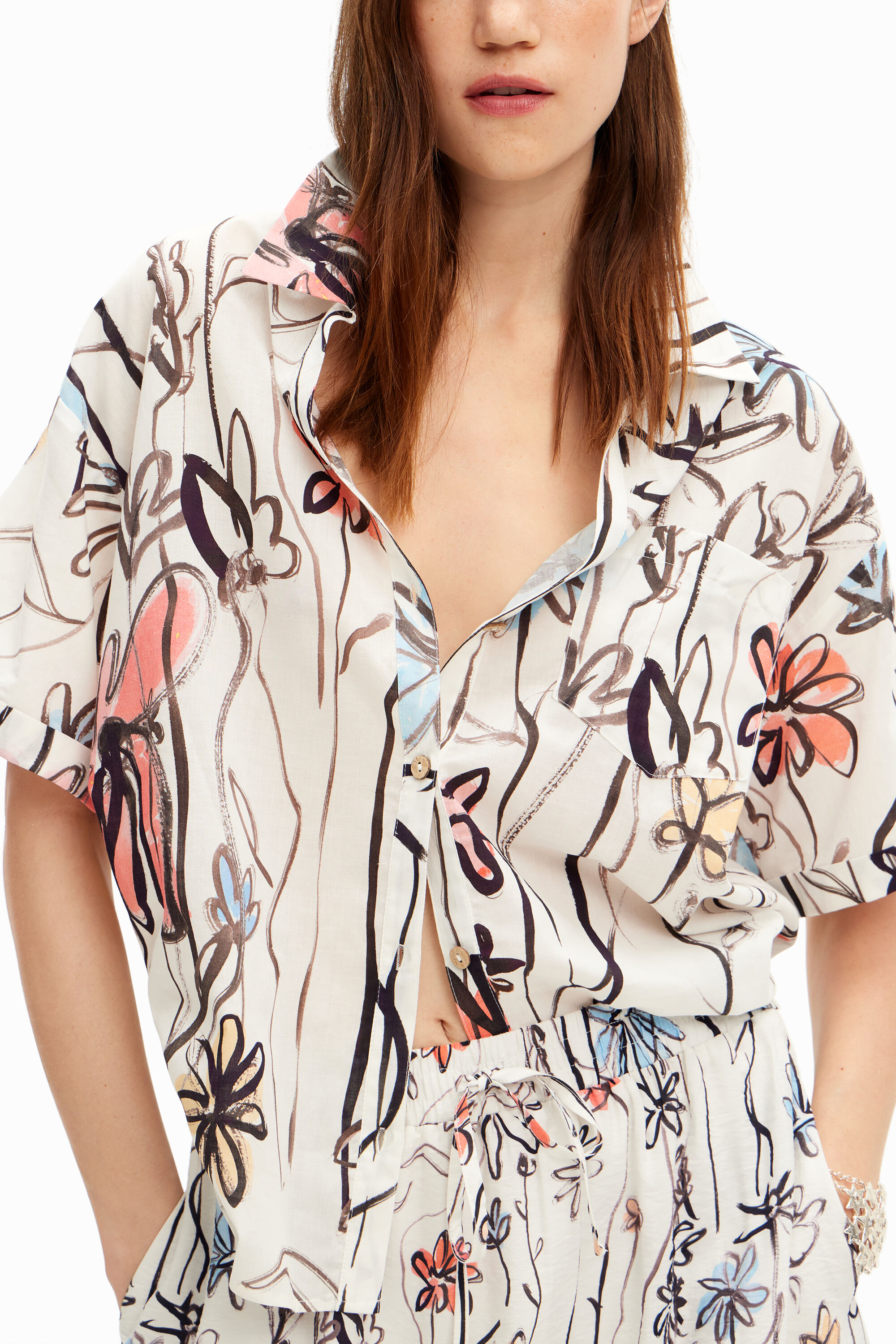 Camisa floral ilustrada