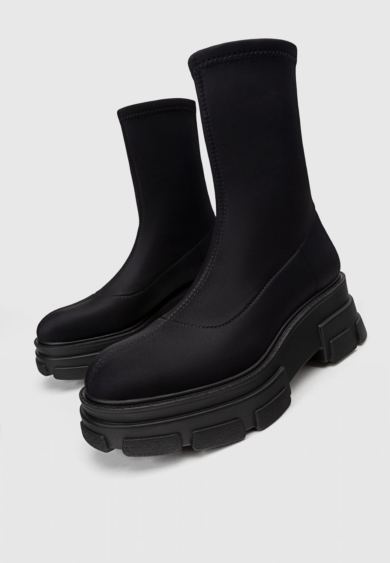 Botas de cano curto sem salto e com sola tratorada