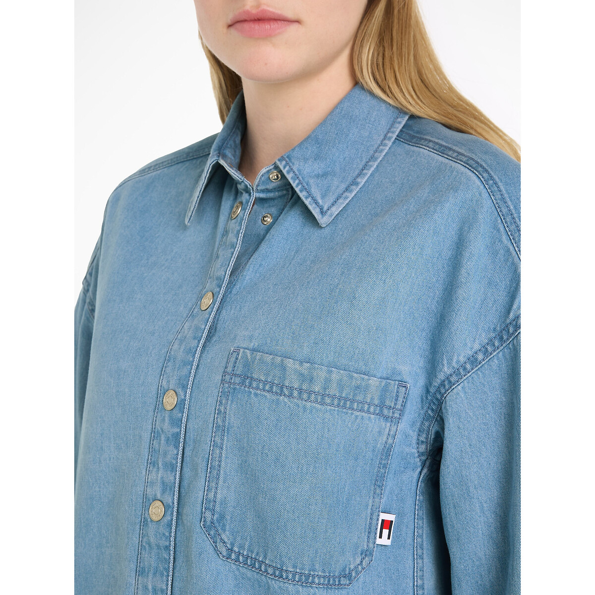 TOMMY JEANS<br>Camisa jeans, bolso no peito