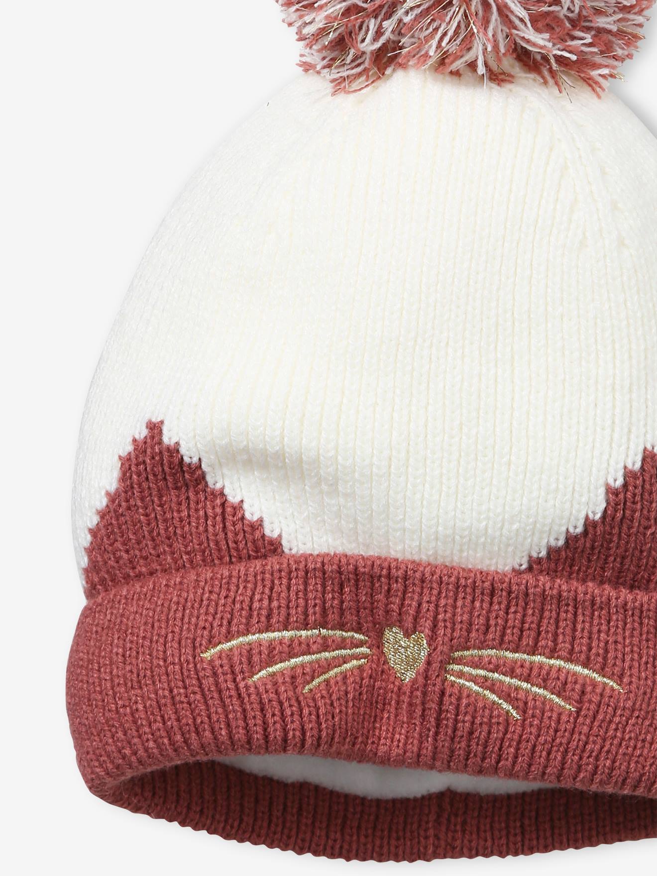 Gorro liso rosa escuro de malha canelada com bordado de gato e outros motivos.