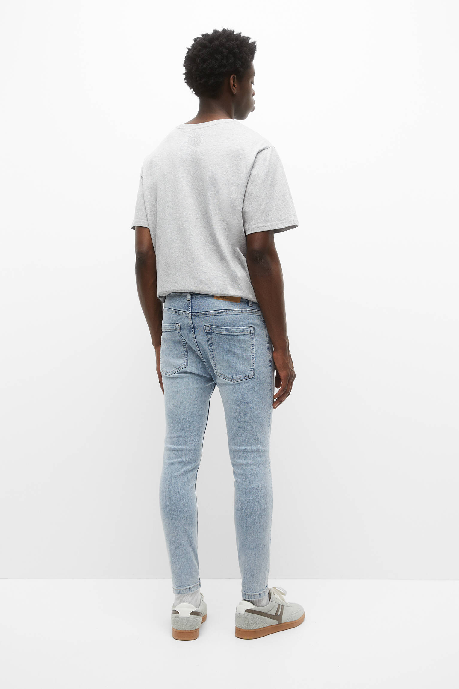 CALÇA JEANS BÁSICA CARROT - ÍNDIGO CLARO